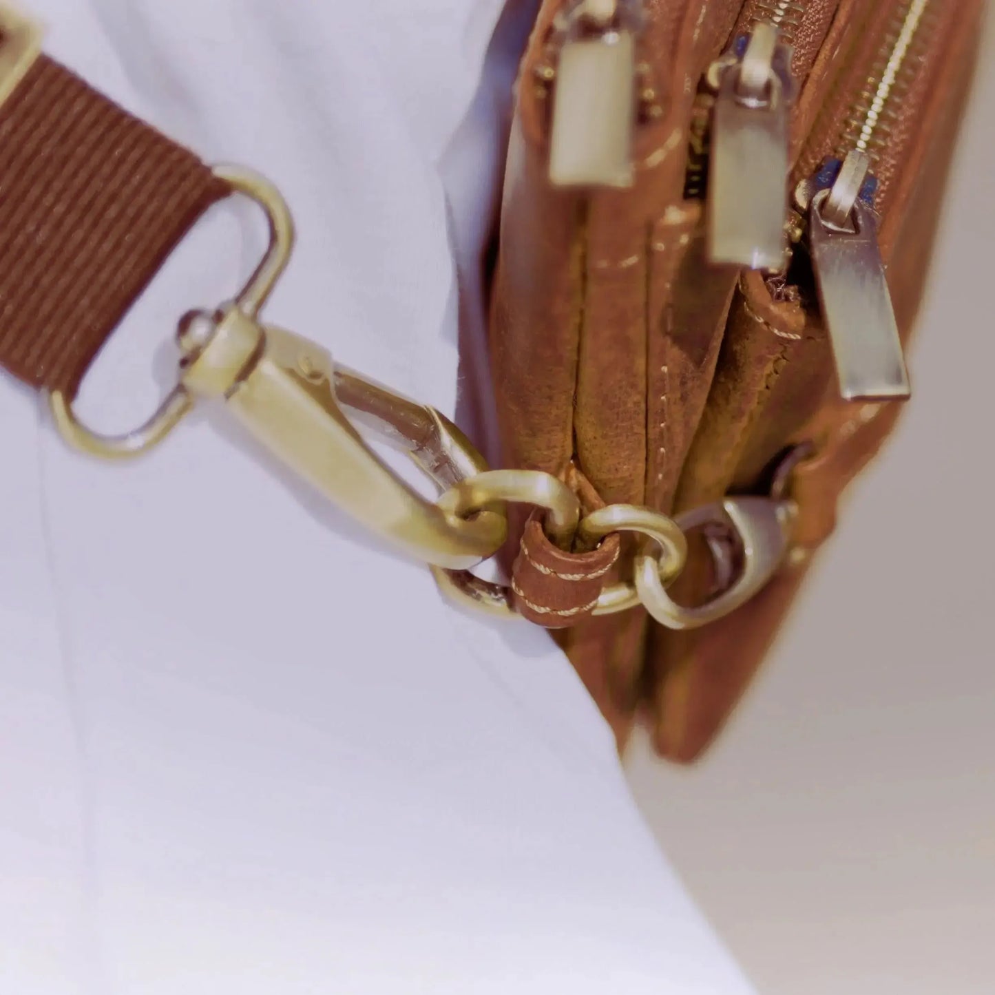 Bauchtasche Leder für Damen und Herren - 2 große Fächer + 1 abnehmbares Frontfach | Madison