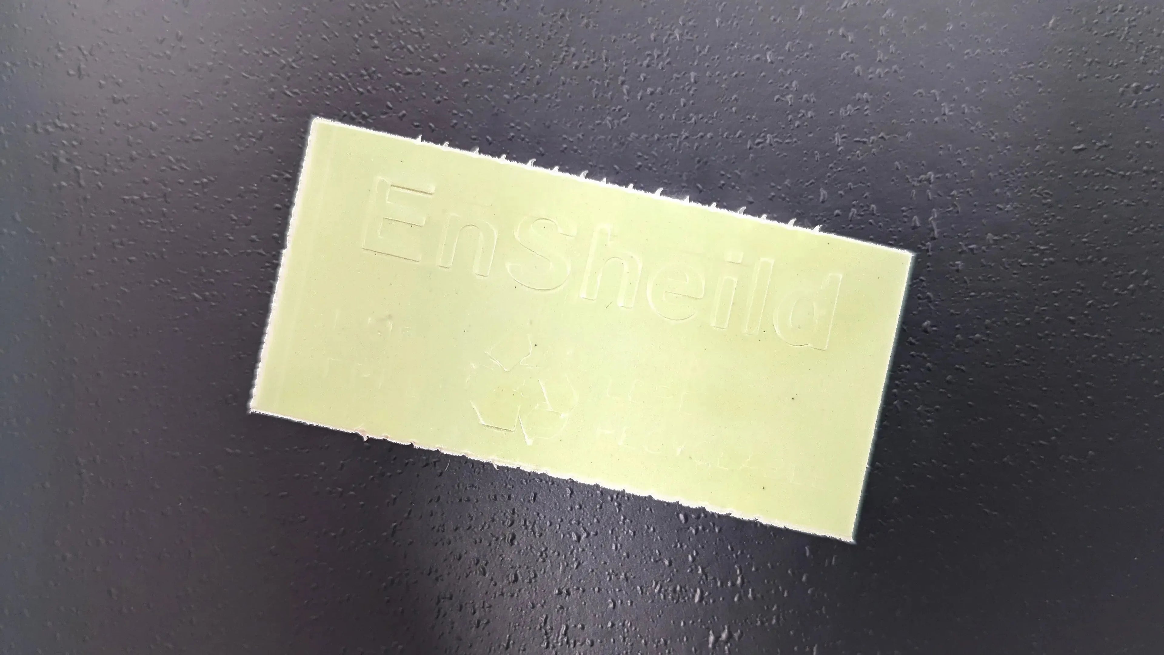 EnSheild Sticker auf schwarzem Karton
