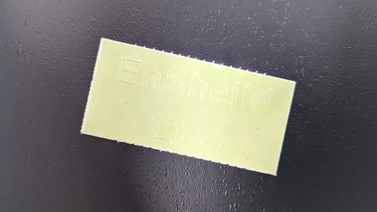 EnSheild Sticker auf schwarzem Karton