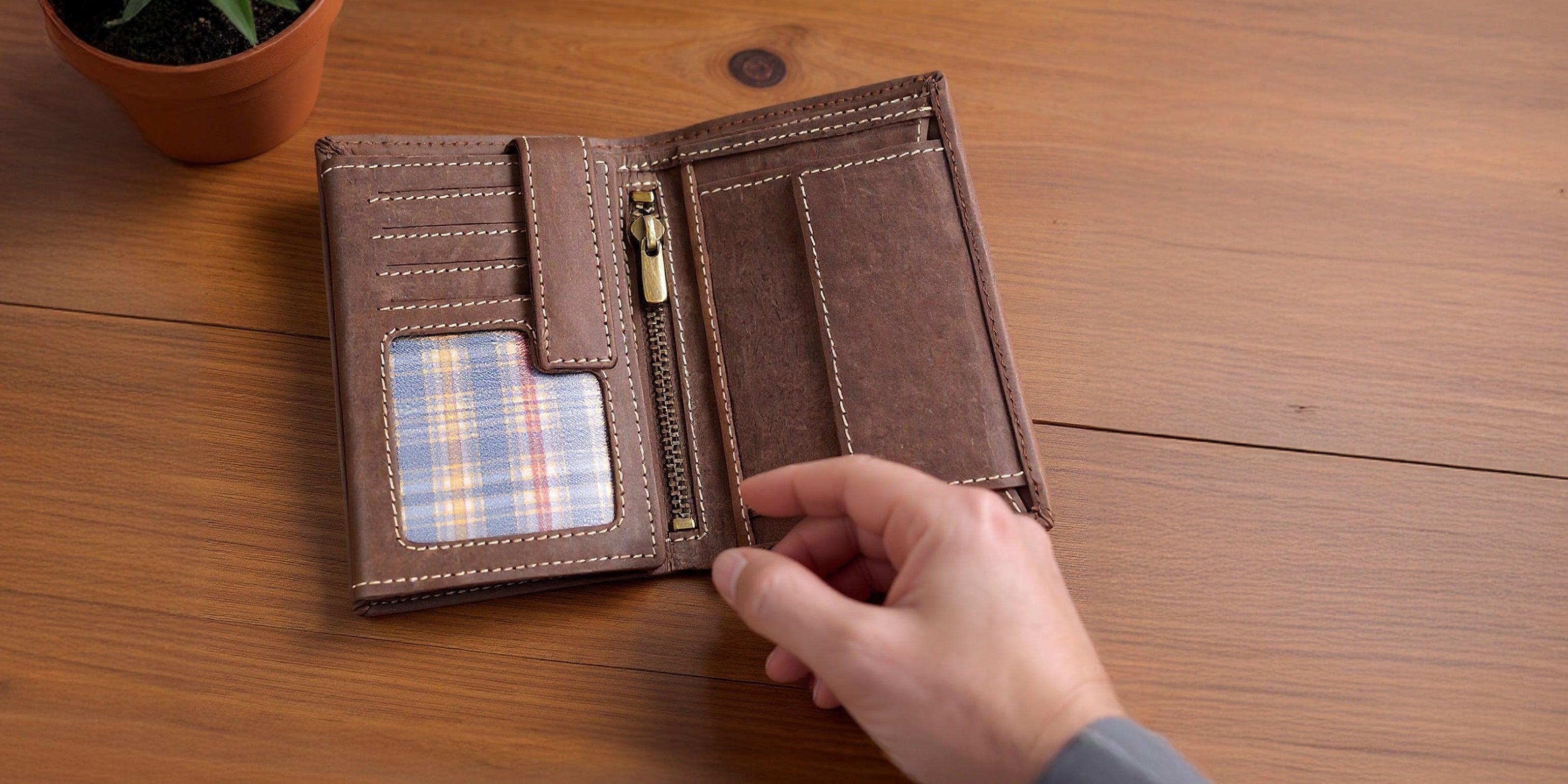 Fa.Volmer Geldbörse VO14 in braun auf einem Schreibtisch