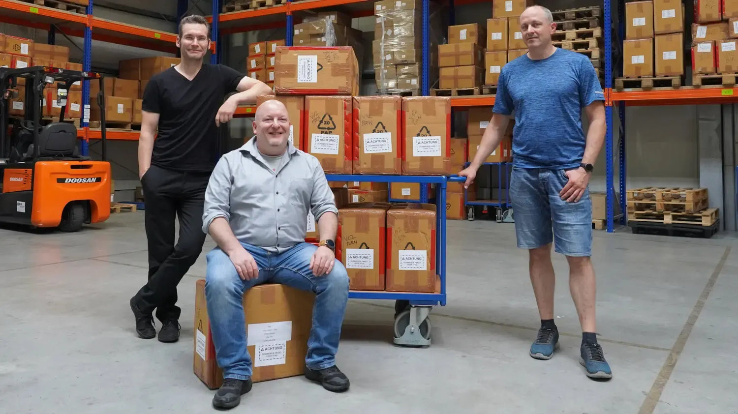 Roman Starke, Jens Hartmann und Inhaber Michael Volmer im Warenlager - Foto: Sebastian Jaspers